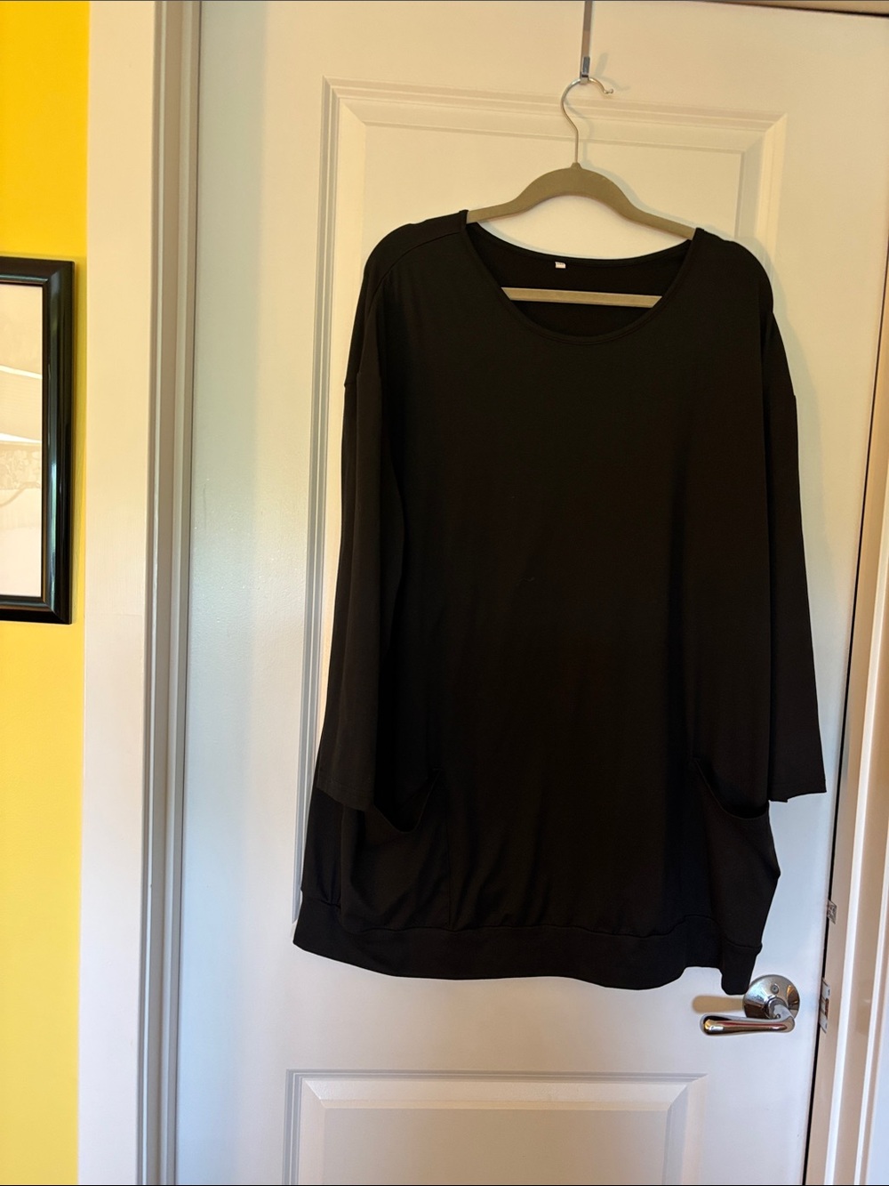 Women's Black Relaxed Pocket Sweatshirt